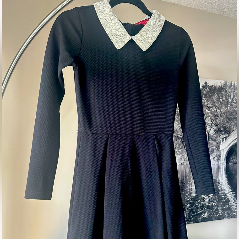 Gorgeous Saks Fifth avenue dress with detailed pearl beading at the collar XS.